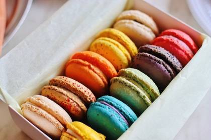 Box with 10 macarons