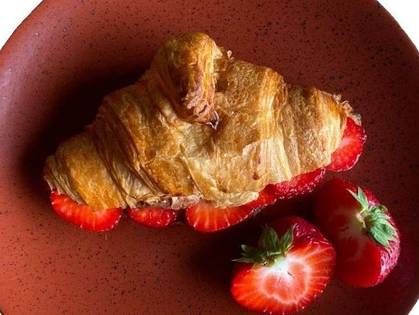 Croissant with nutella and strawberries /Croissant s nutelou a jahody