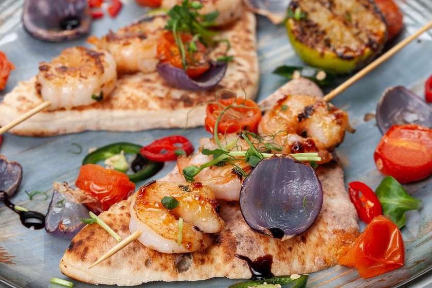 Shrimp appetizer with naan bread and chili soy sauce.
