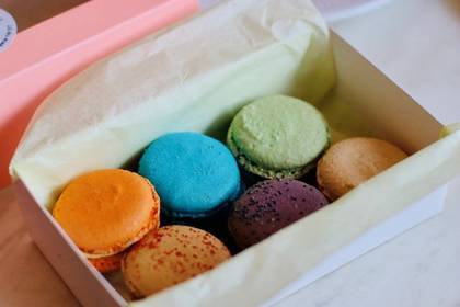Box with 8 macarons