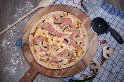 Pizza prosciutto e fungi