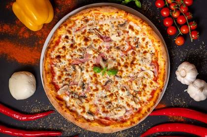 Pizza prosciutto funghi