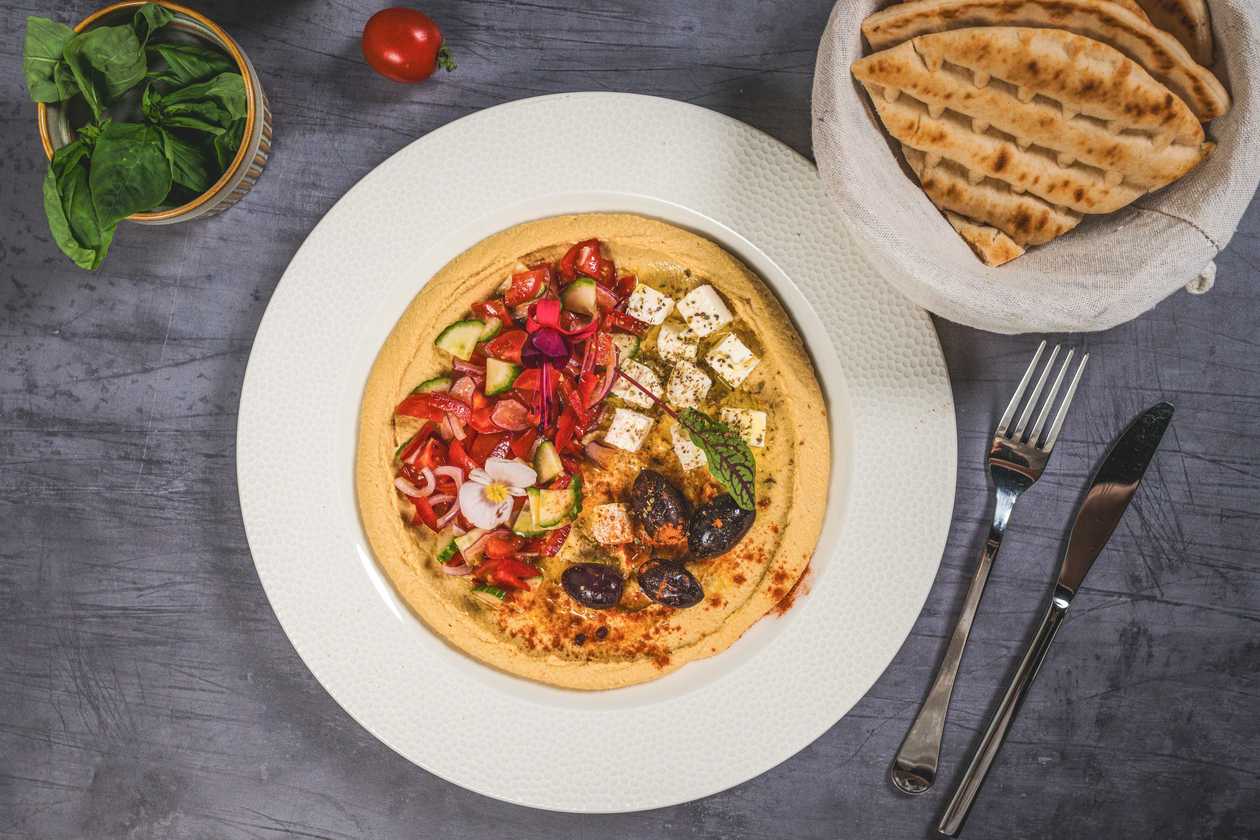Gourmet hummus cu salata greceasca