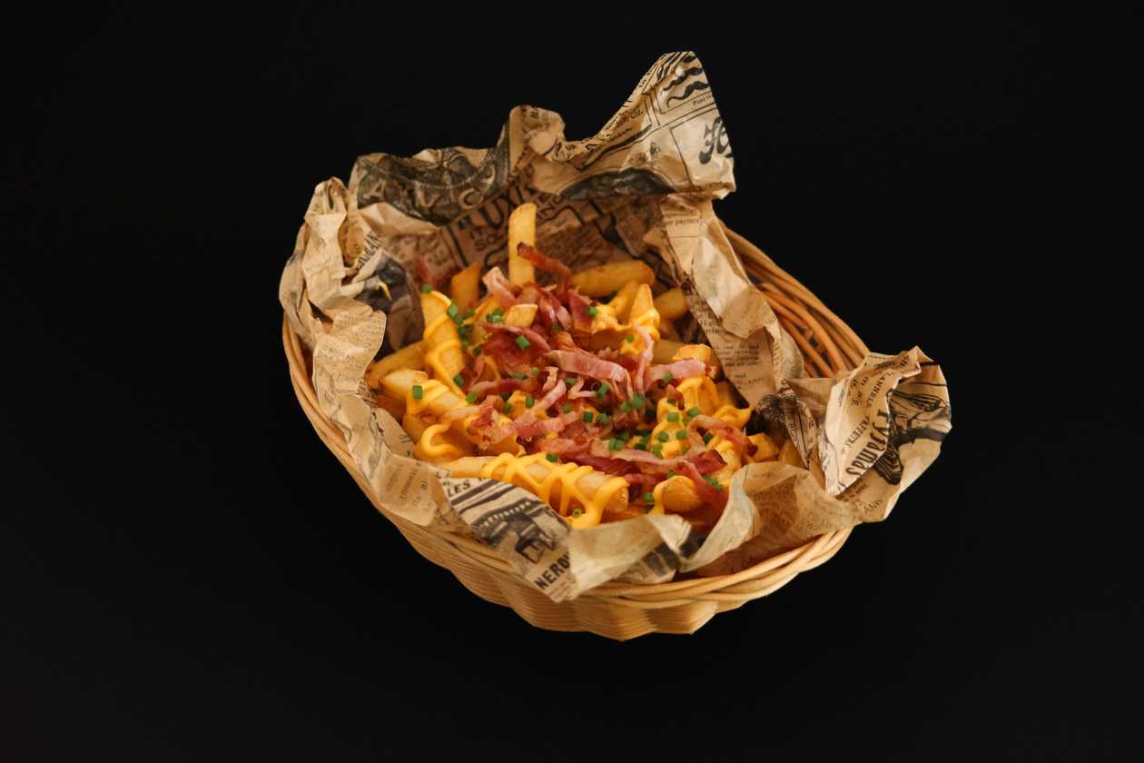 "Dirty fries" with cheddar cheese, bacon and jalapeño