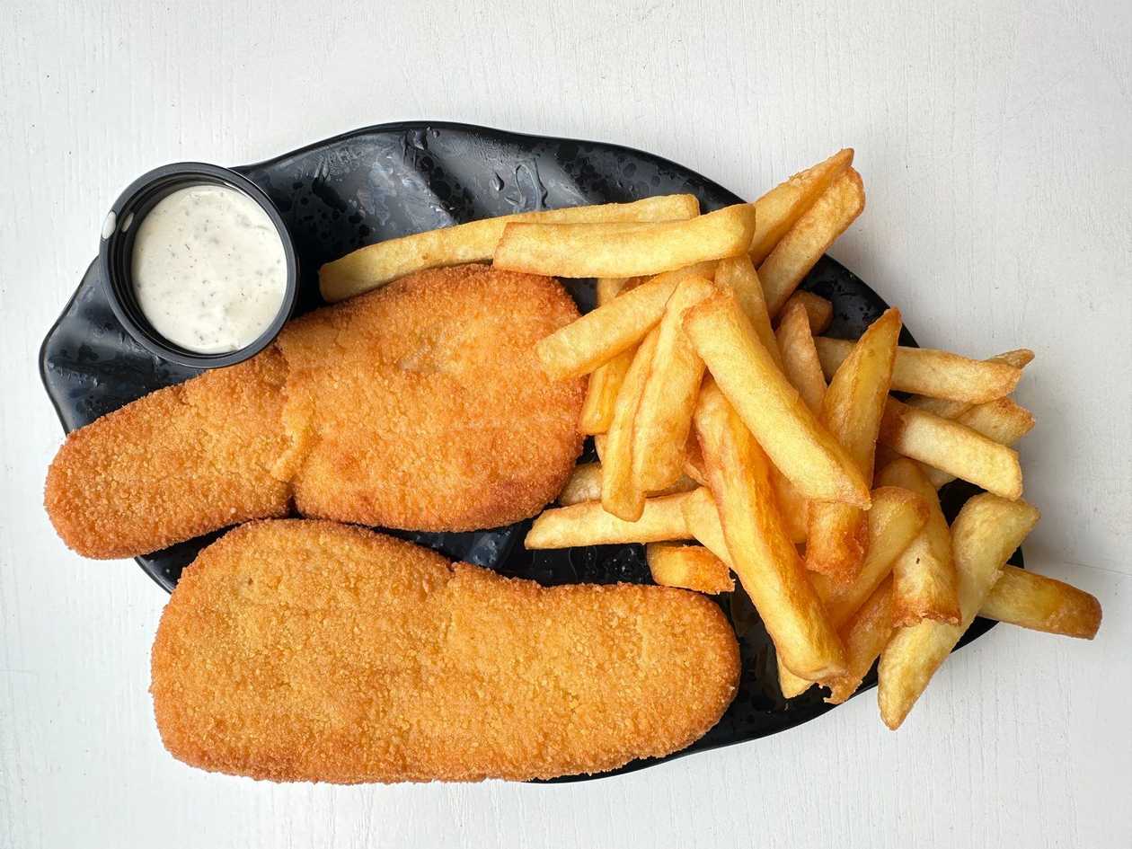 Breaded hake fillet 2 pcs. with fries