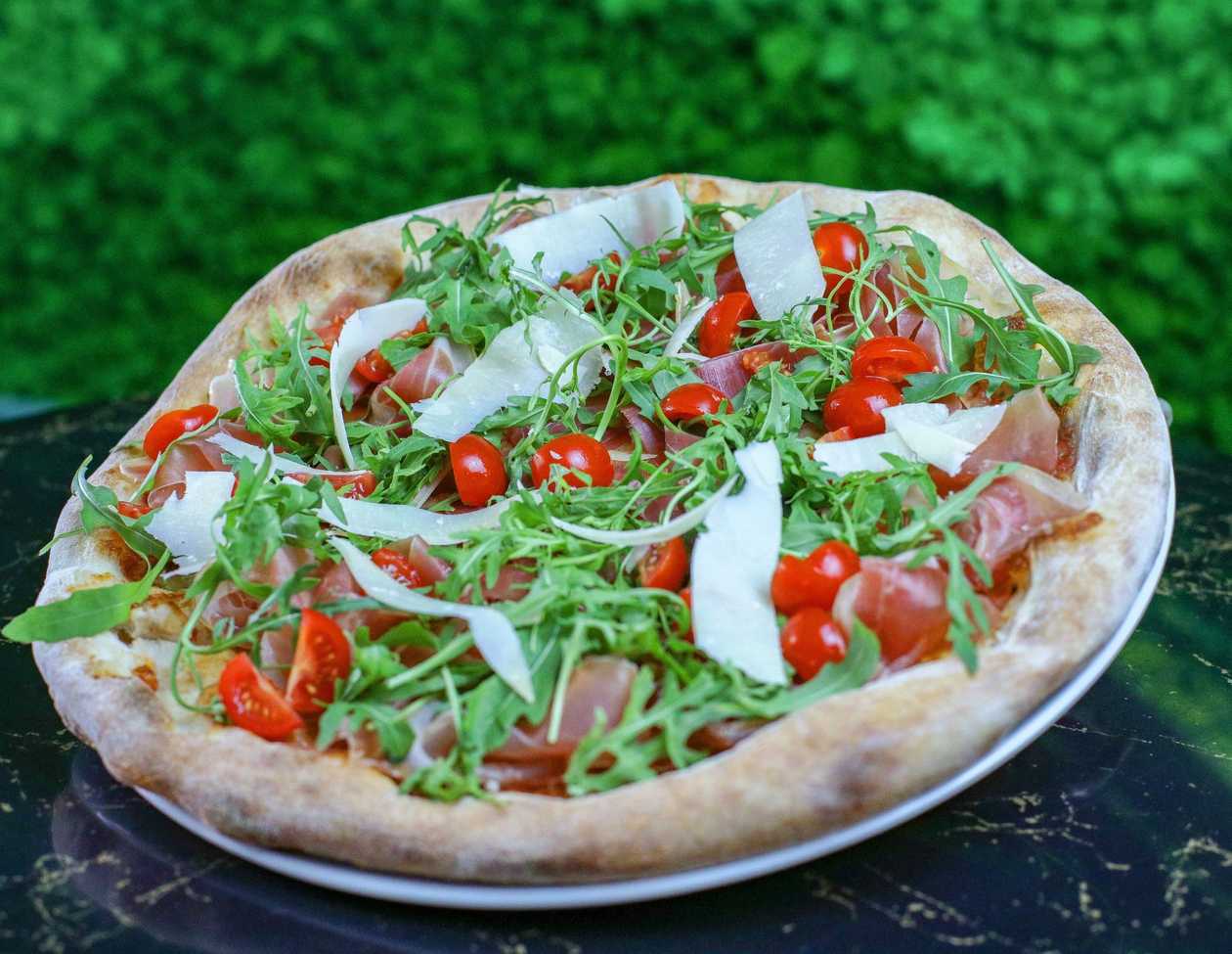 Pizza crudo e rucola