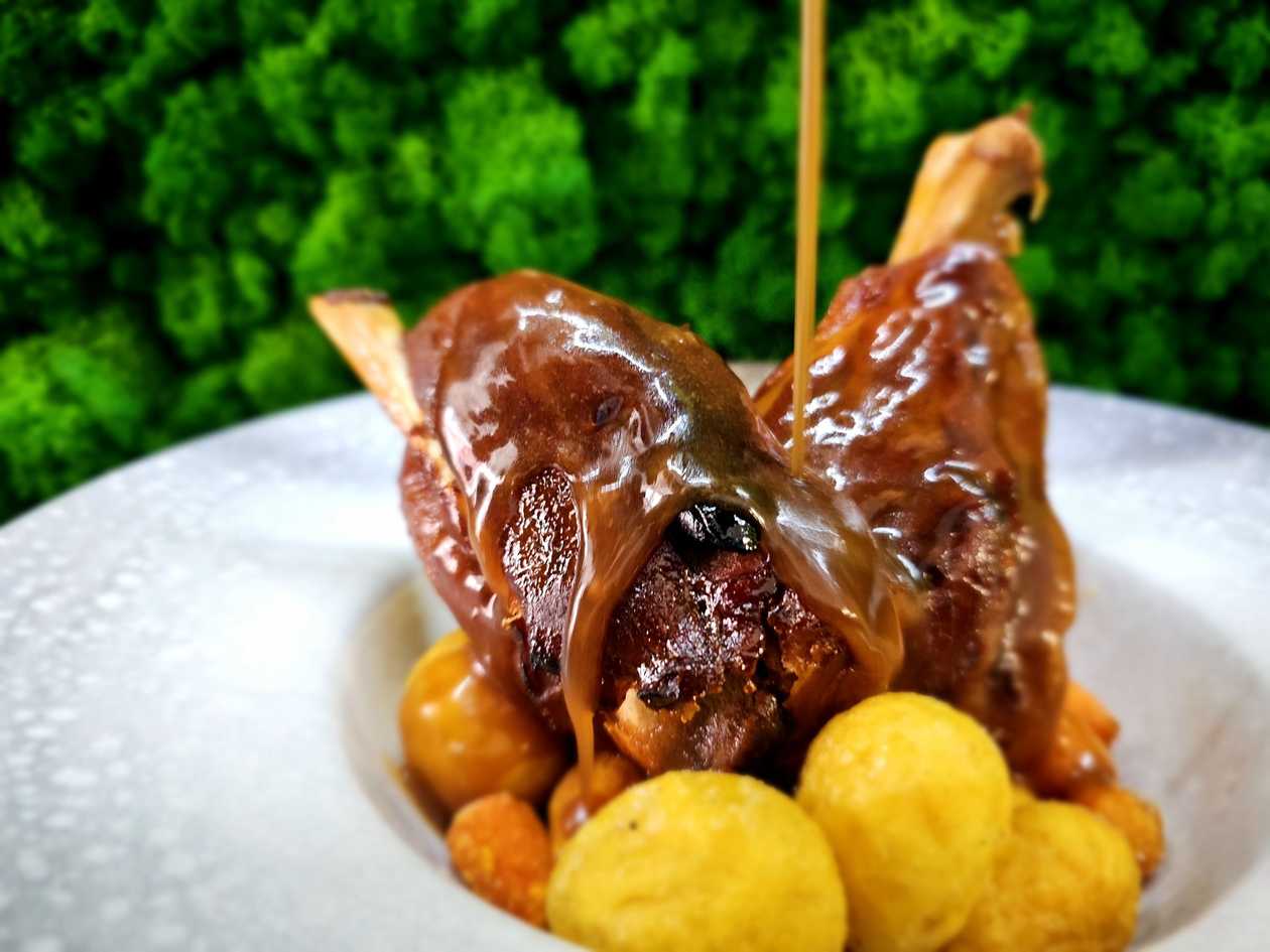 Pork wings with brown sauce