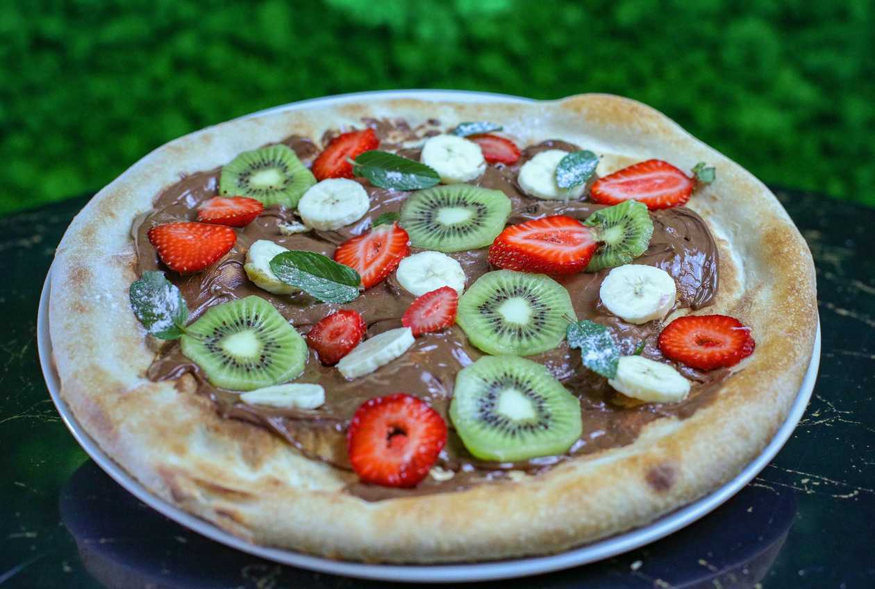 Pizza with Nutella and fruit