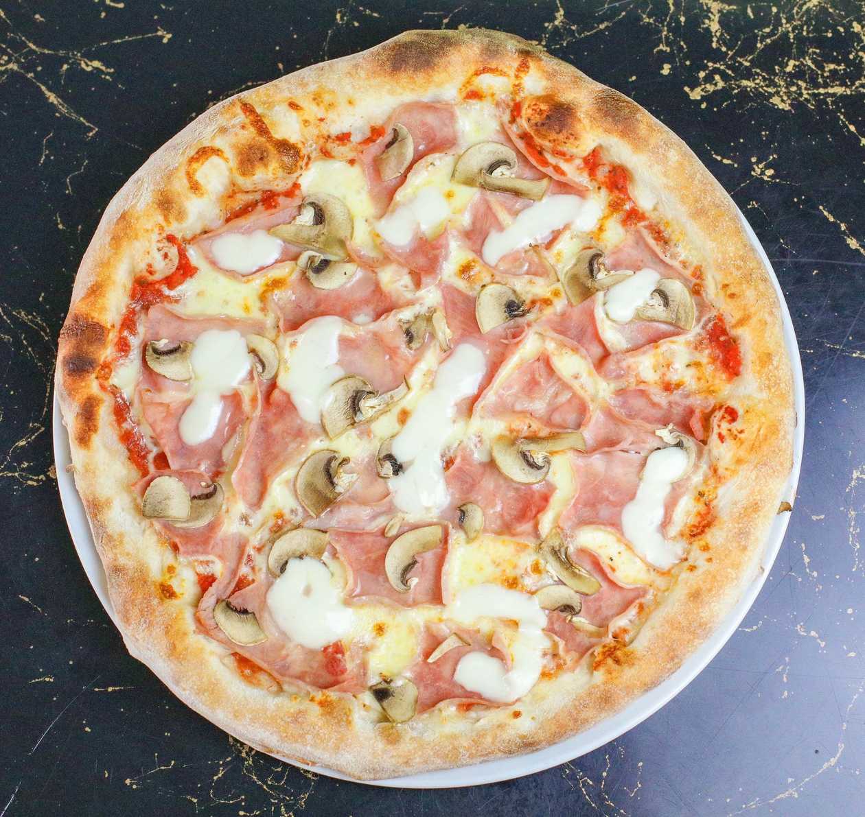 Pizza prosciutto and funghi