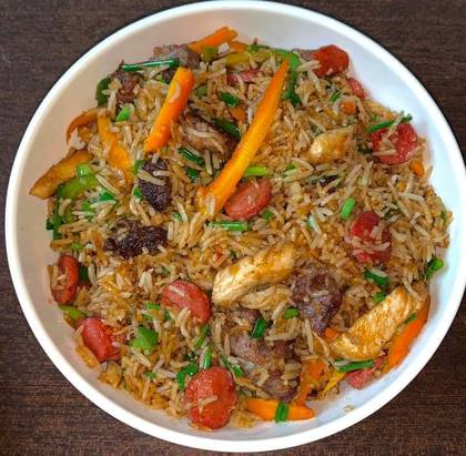Assaulted fried rice with gizzard and salad