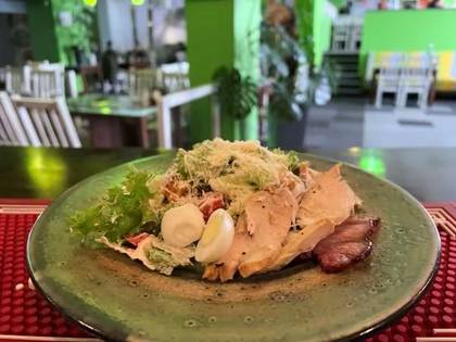 Салат Цезар із куркою та беконом