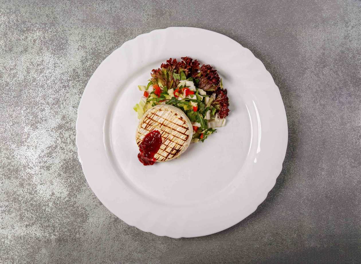 Grilled blue cheese with cranberries