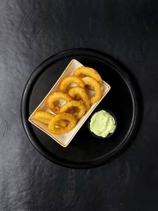 Цибулеві кільця з часниковим соусом