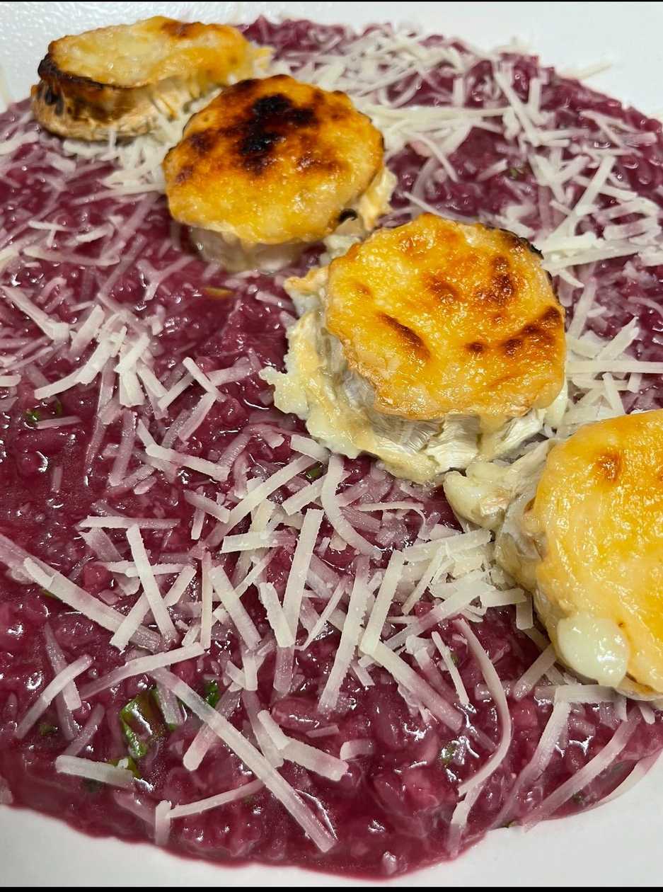 Cviklové rizoto s maslom, petržlenovou vňaťou a syrom grana padano, preložené grilovaným kozím syrom