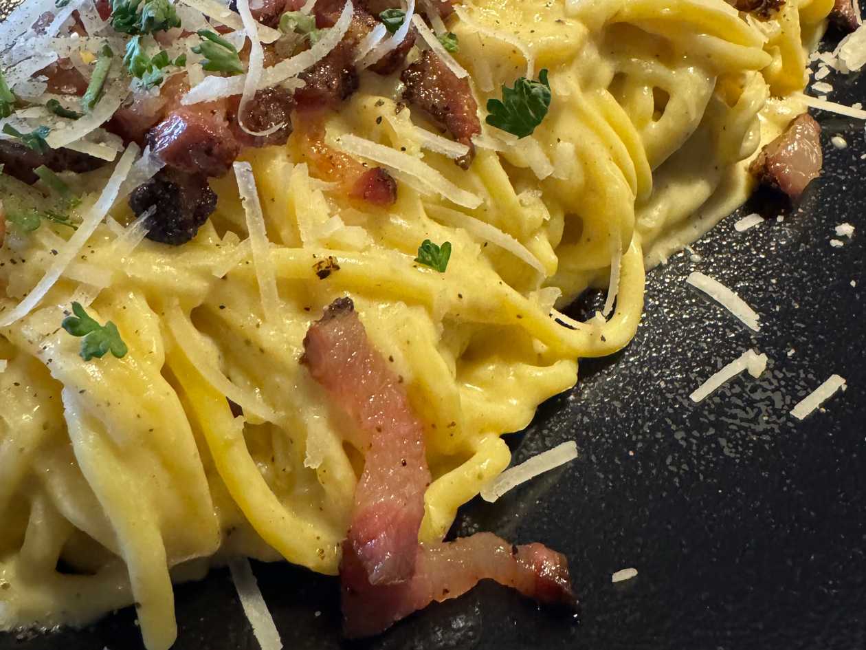 Spaghetti carbonara so slaninkou, vajíčkom a syrom grana padano