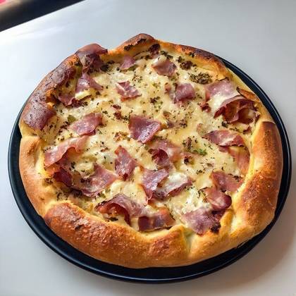 Focaccia se slaninou, mozzarellou a grana padano