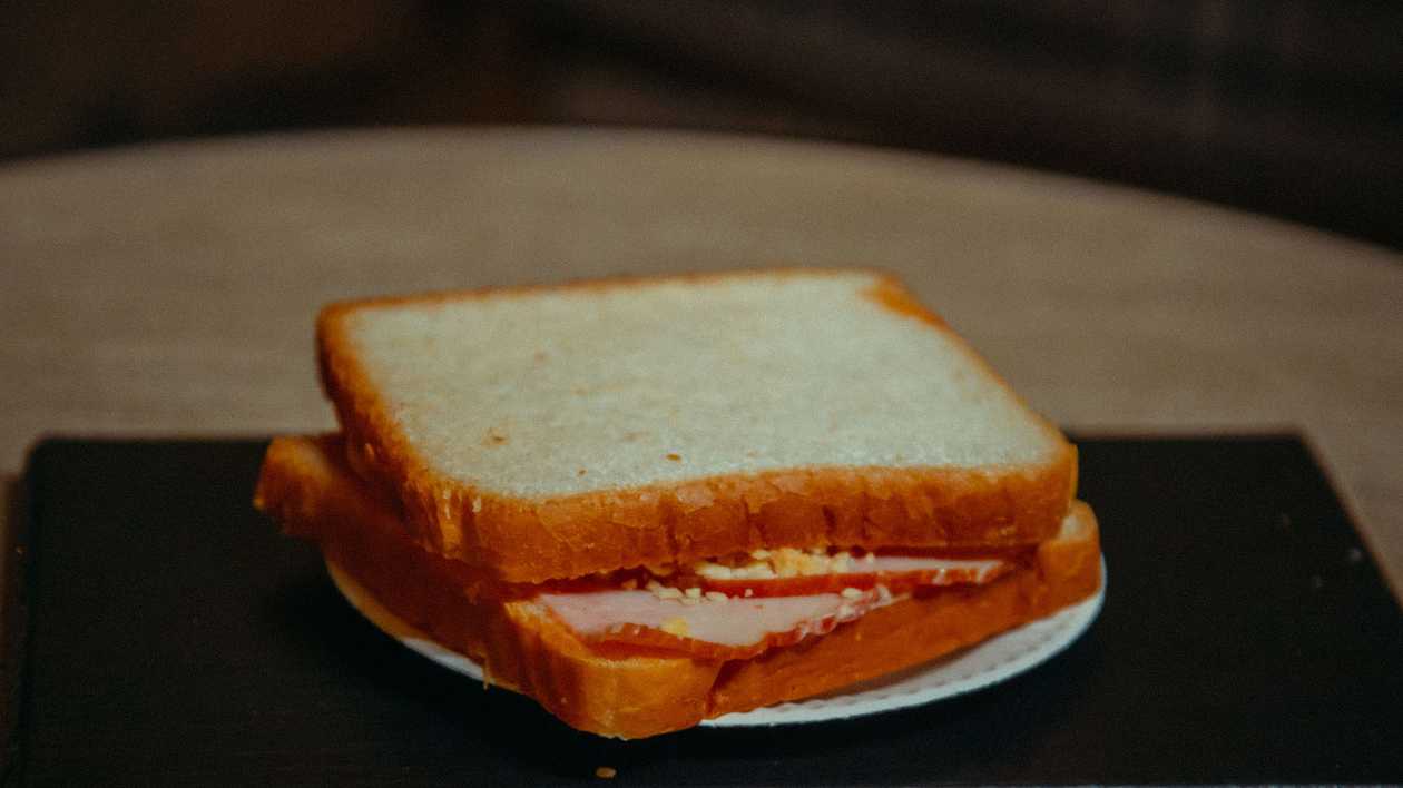 Toast with ham and cheddar cheese sauce, 130 g