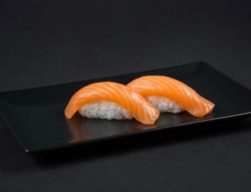 Sake Nigiri (2 pieces).