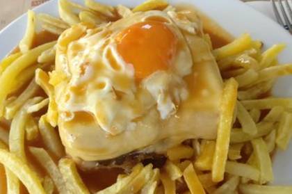 Francesinha com  Batata e Ovo