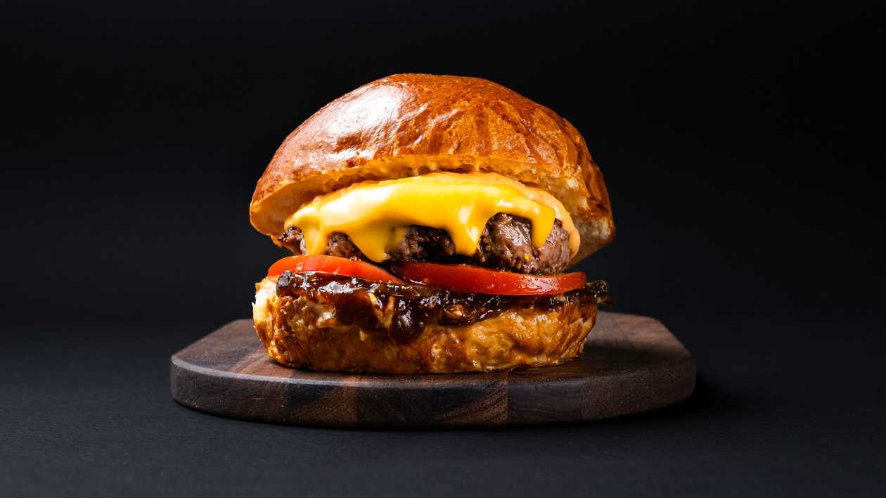 "FIRMINIS" Burger with beef and caramelized onions