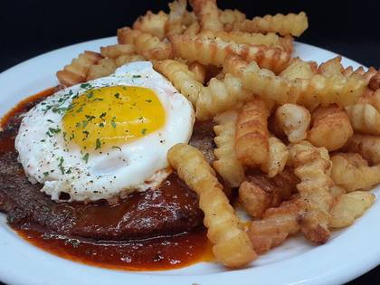 Bravčový steak (100g) s volským okom a restovanými šampiňónmi, hranolky (140g). /3/