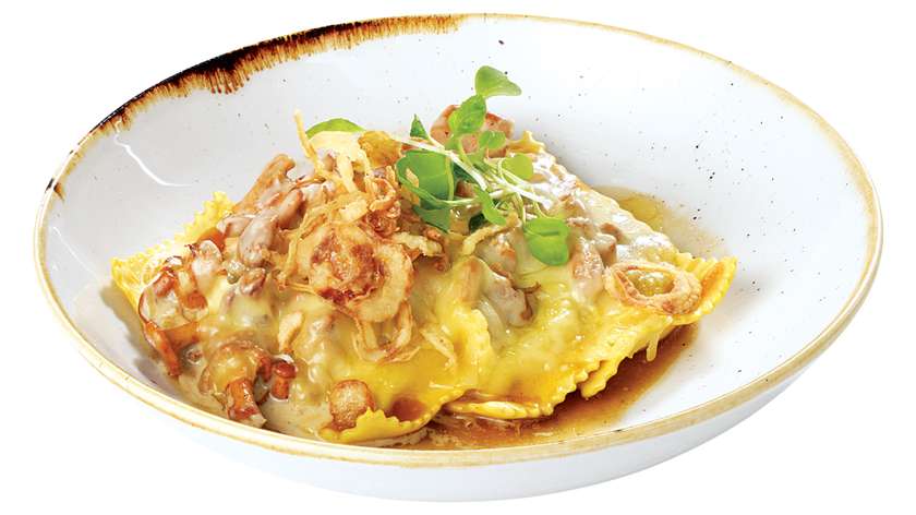 Maultaschen ar gaileņu mērci un Ementaler sieru