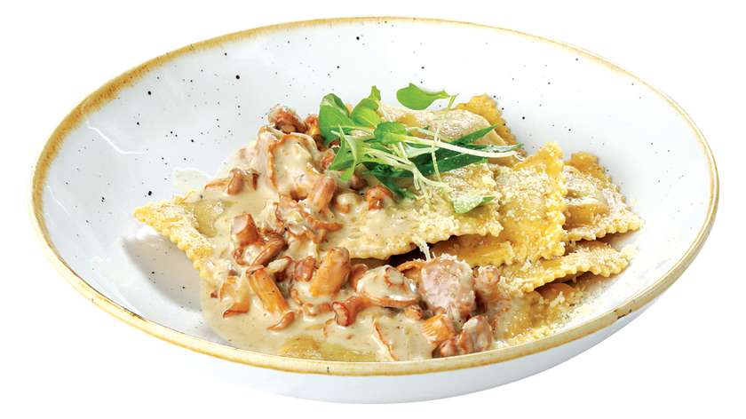 Ravioli ar sēņu pildījumu gaileņu mērcē