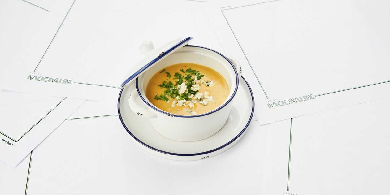 Vegetable soup with blue cheese