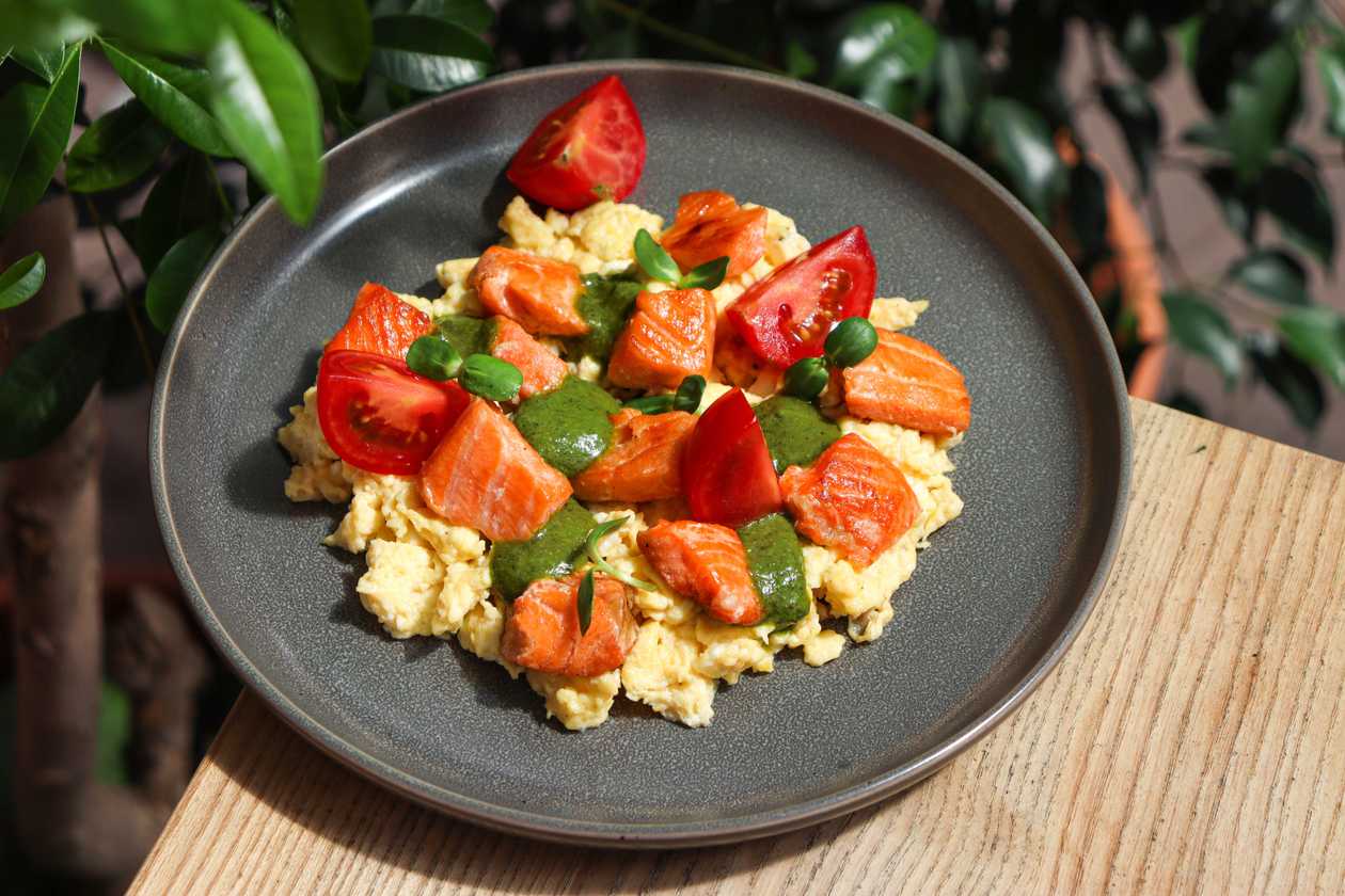 Scramble with warm salmon