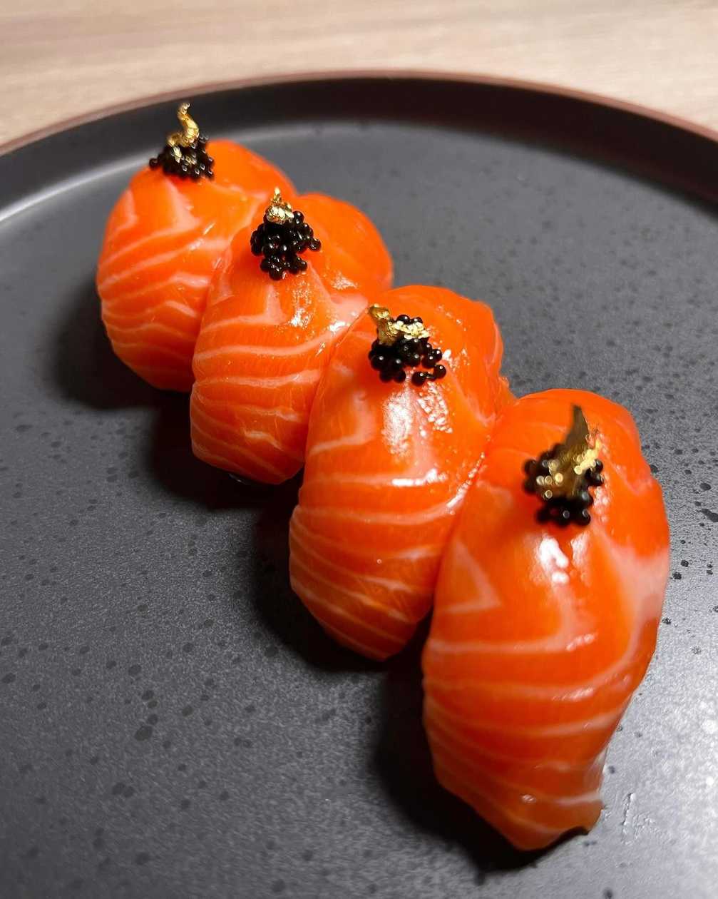 B6. Nigiri Sake (2ks)
