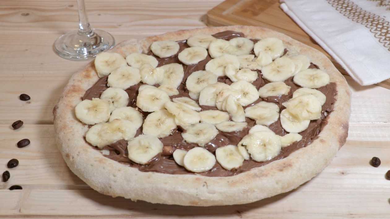 Pizza with Nutella and bananas