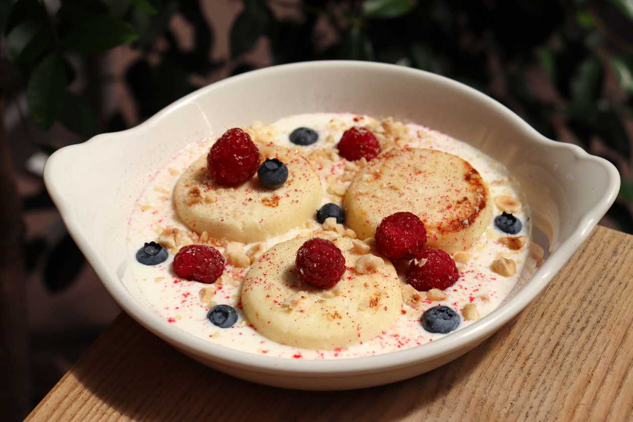Cheesecakes with sour cream sauce