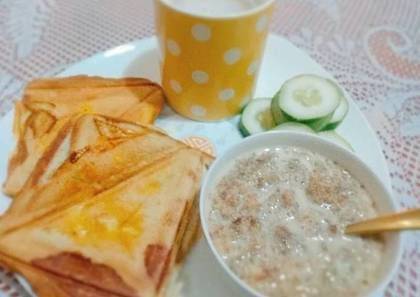 Oat with Fried Egg and Toasted Bread