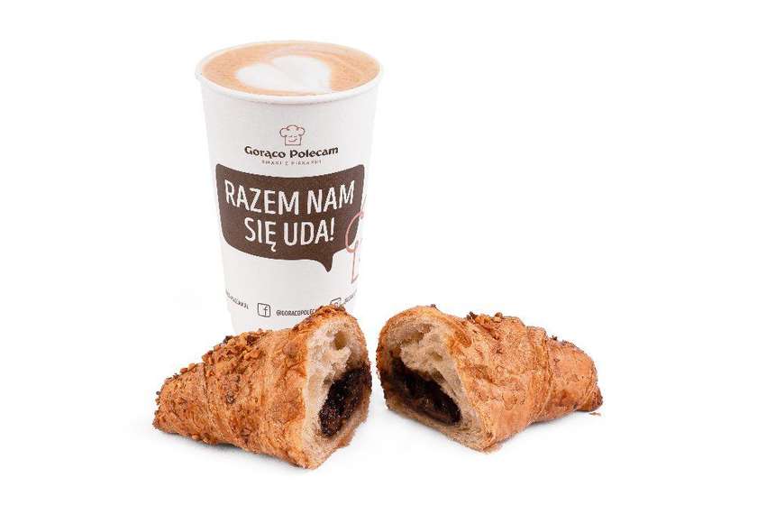 Croissant z czekoladą i orzechami + kawa