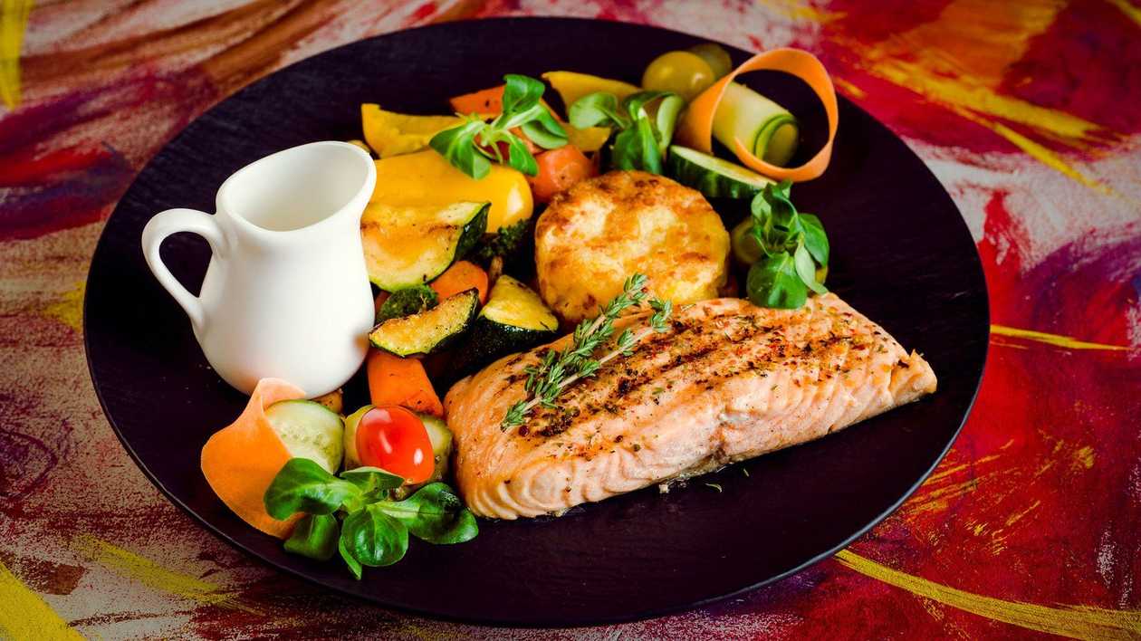 Grilēta laša fileja, grilēti sezonas dārzeņi ar kartupeļu biezeni.