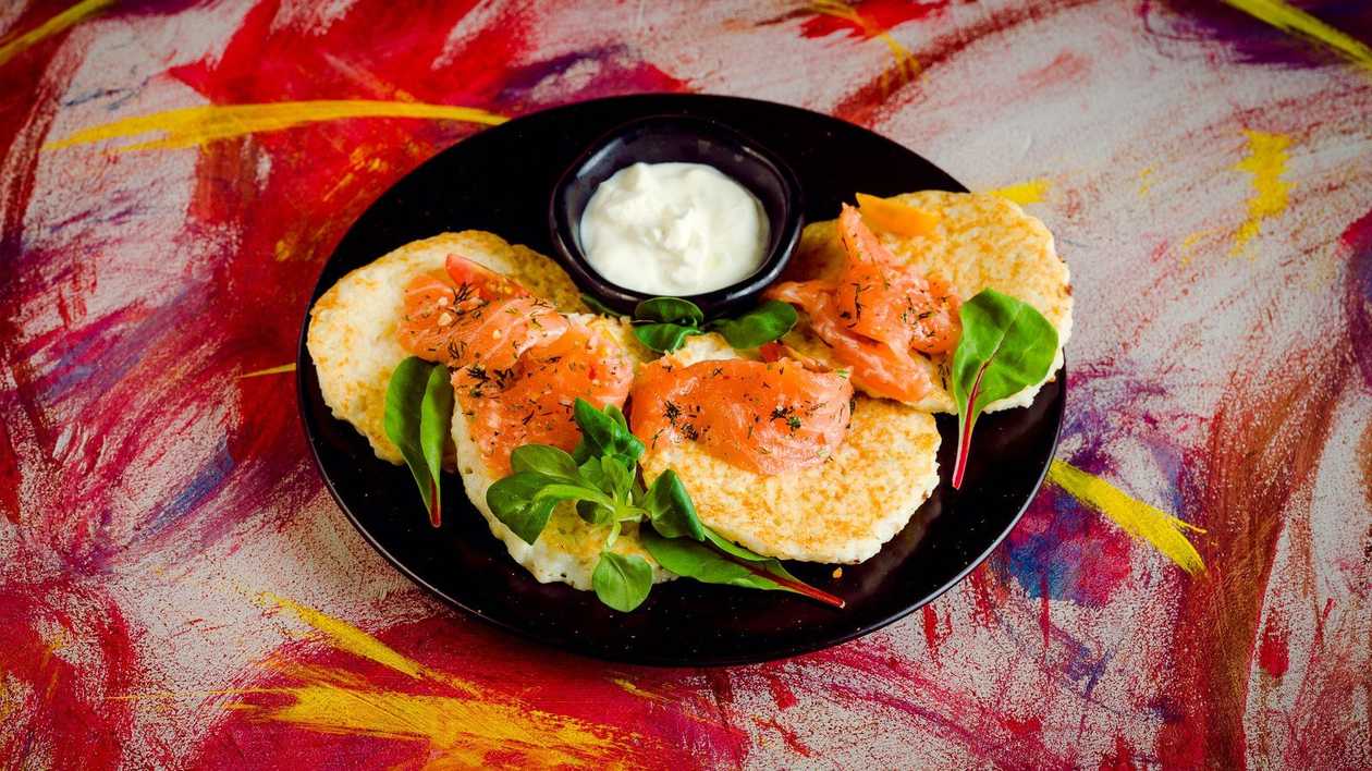 Kartupeļu pankūkas ar lasi un krējumu 4 gab.