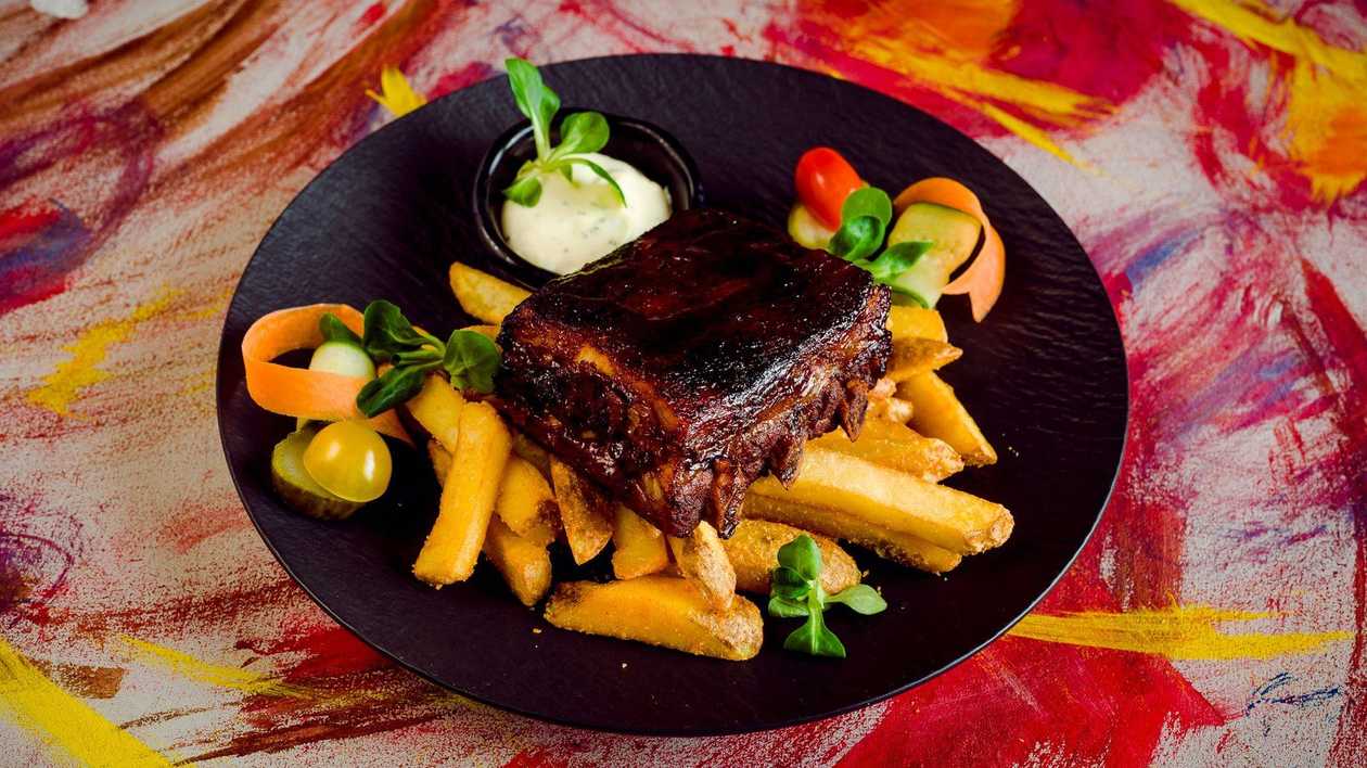 Cūkgaļas ribiņas BBQ mērcē ar frī kartupeļiem