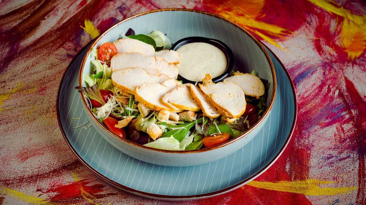 Zaļie salāti ar vistas fileju un "Cēzara mērci"