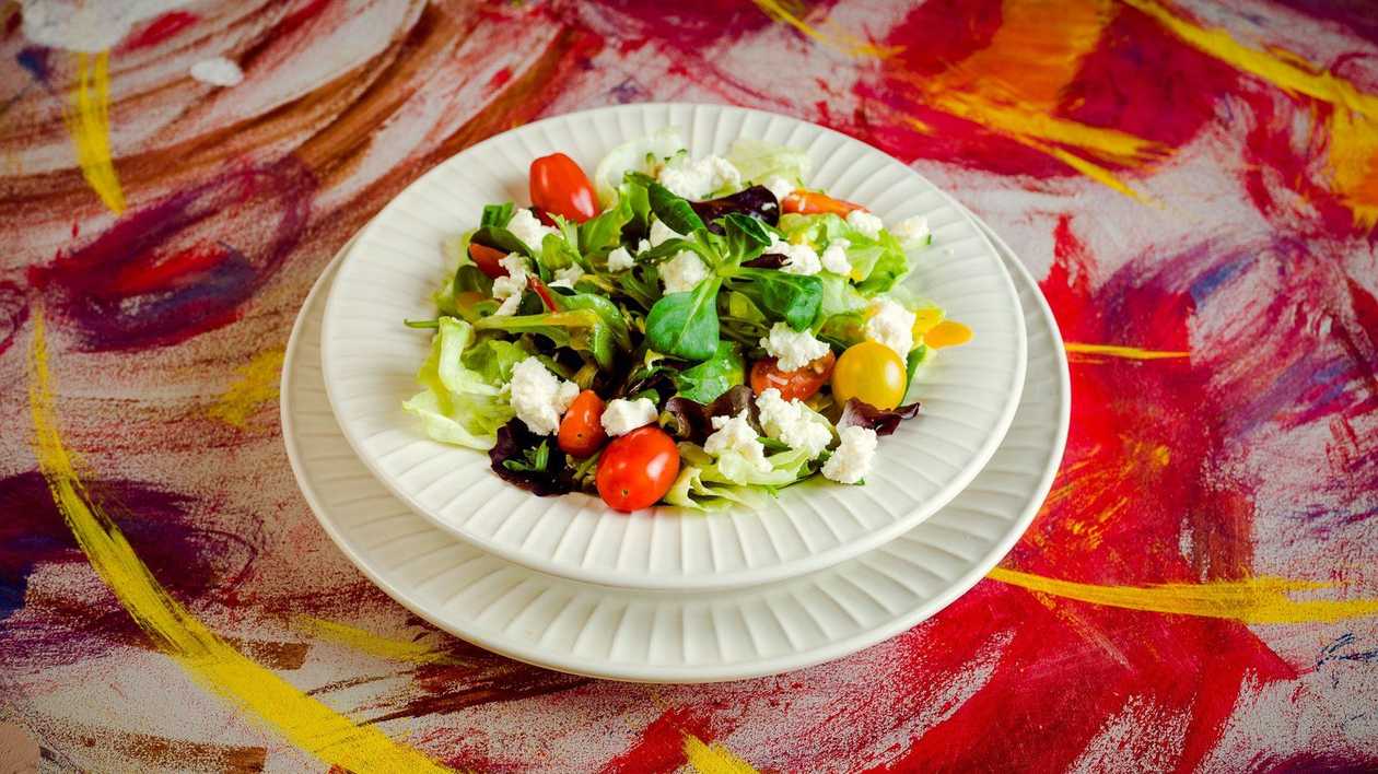 Salāti ar fetas sieru un mango-čilī mērci