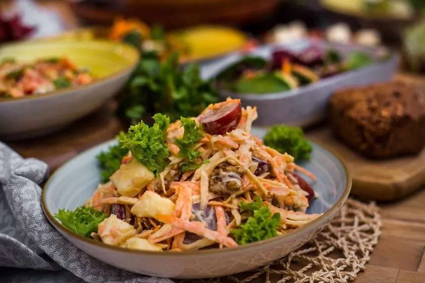Salată de crudități cu quinoa  și lipie crocantă
