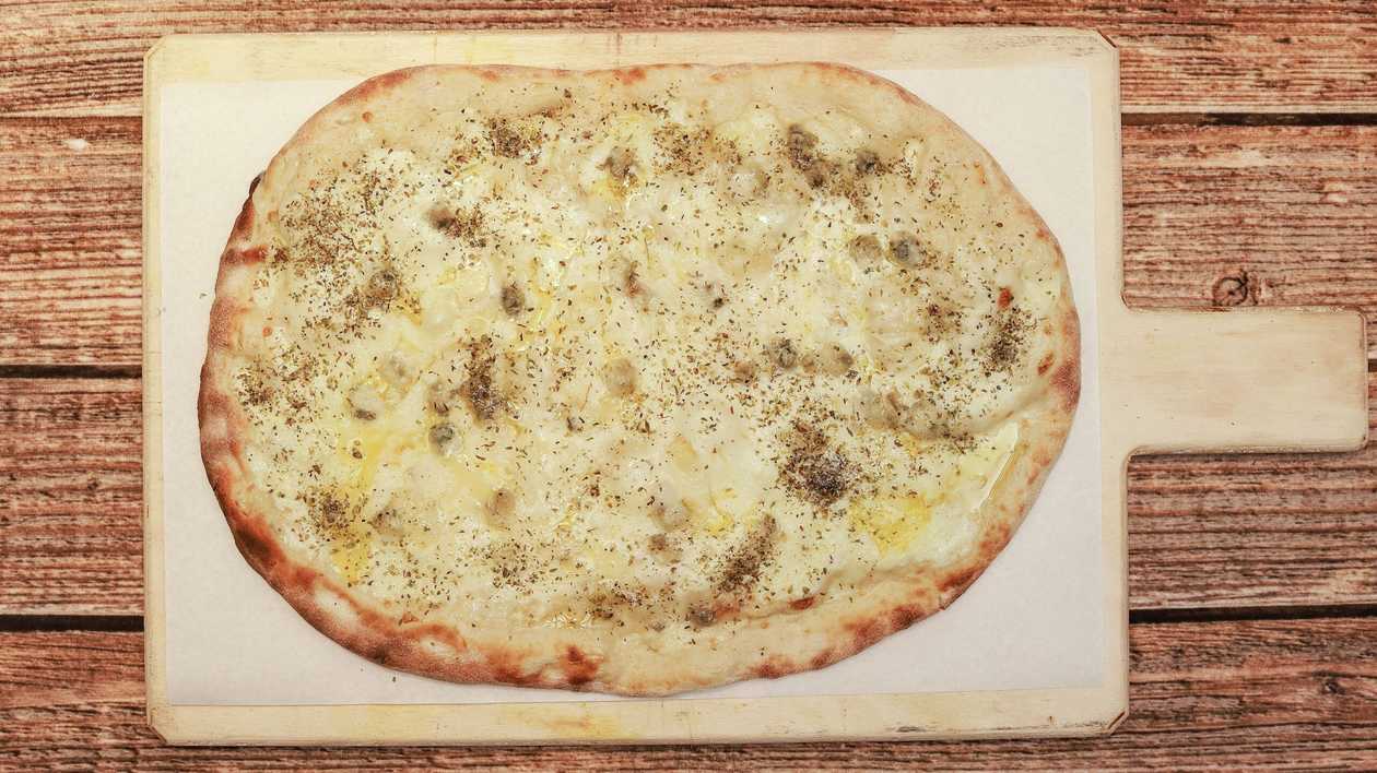 Quattro Formaggi pinsa