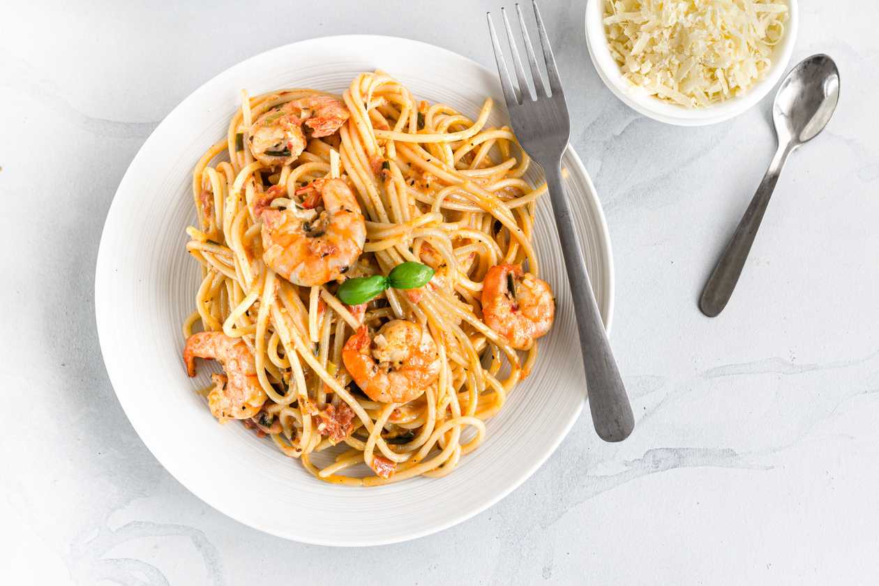 Tagliatelle with arugula and shrimp