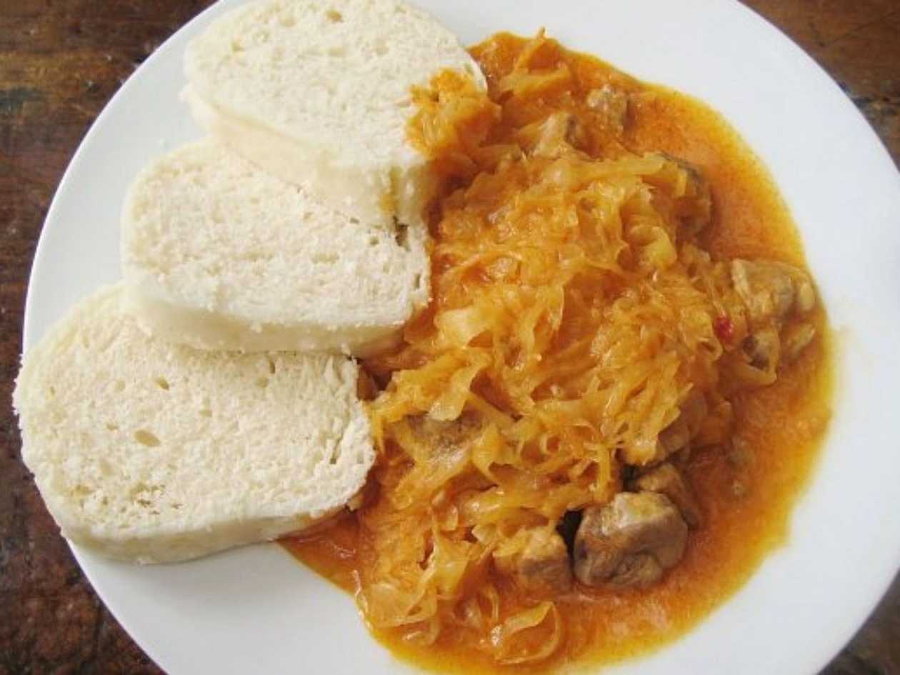 Segedínský guláš, houskové knedlíky