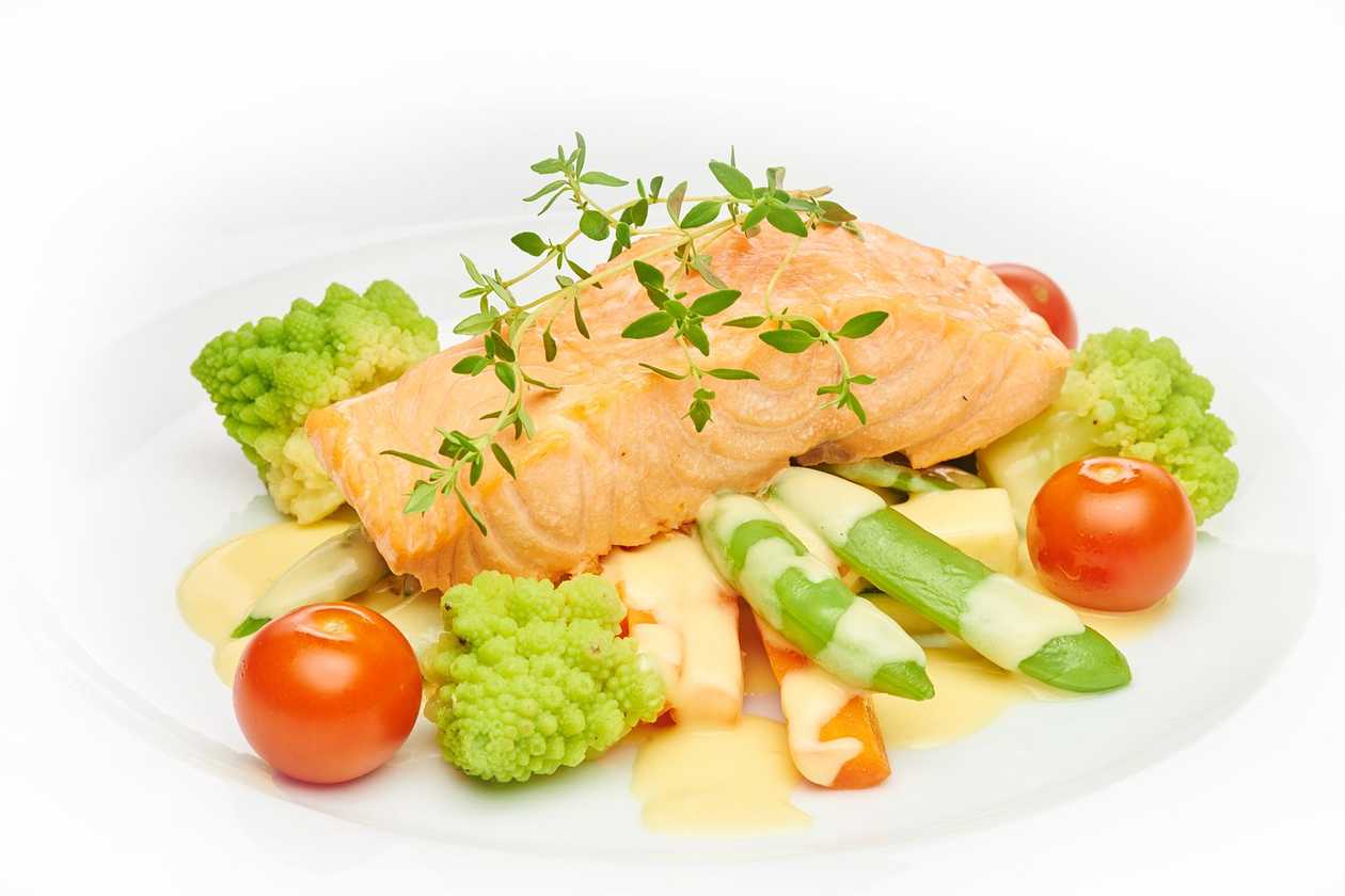 Oven baked salmon with vegetables