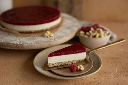 Tort cheesecake raw cu zmeură sau fructe de pădure