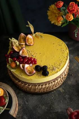 Tort cu ciocolată, mango si fructul pasiunii