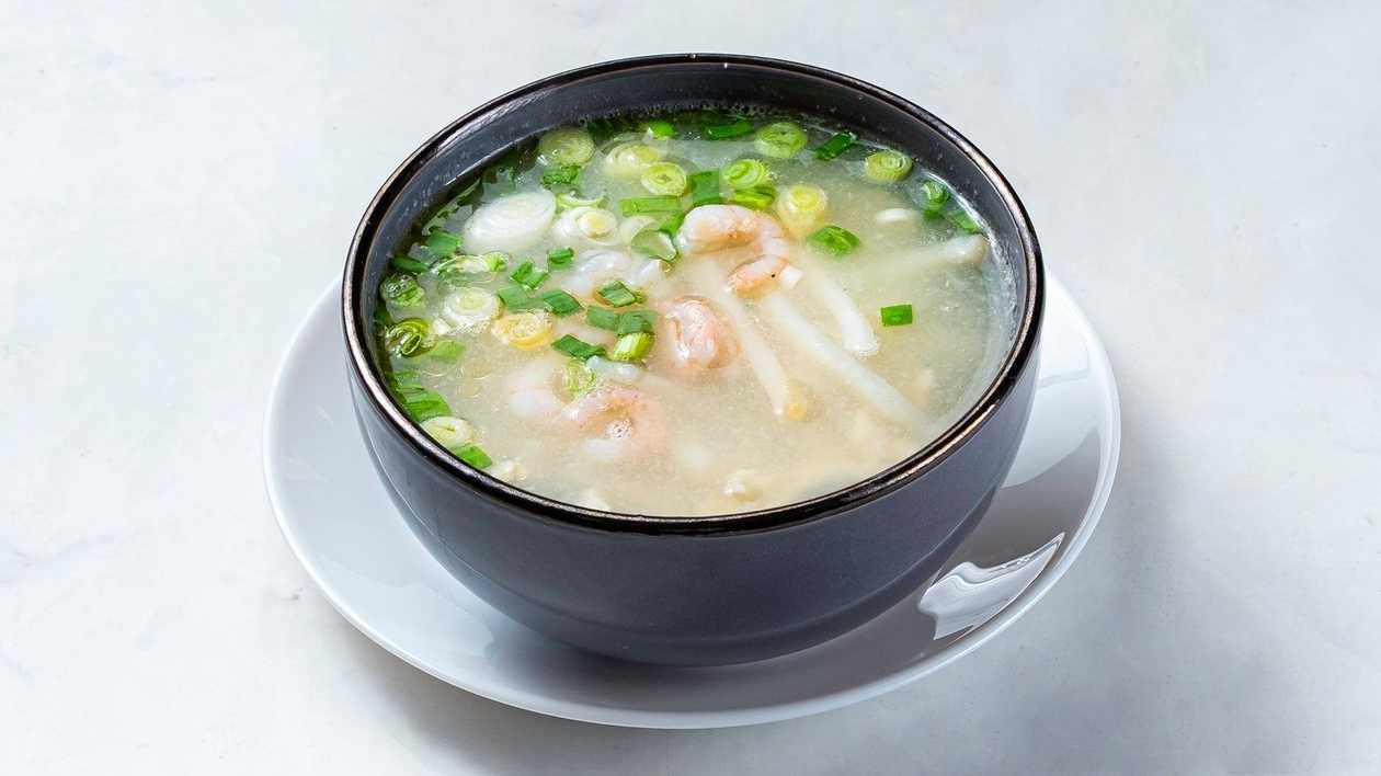 B4. Chicken soup with prawns and squid