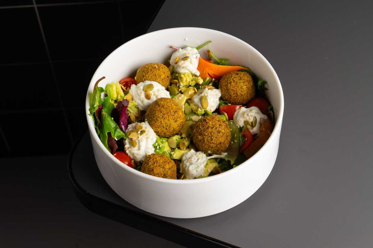 Falafel salad with yogurt dressing
