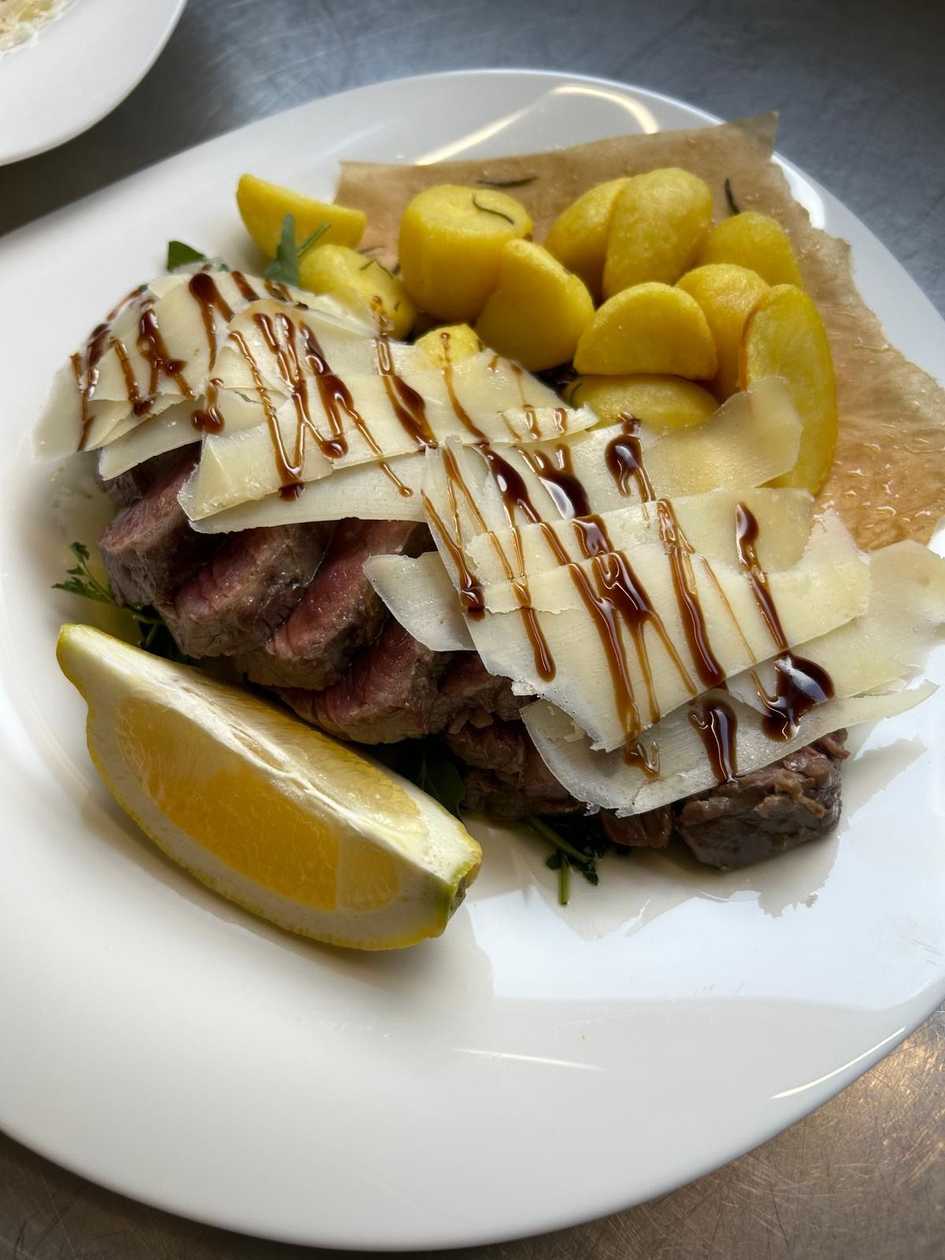 Tagliata di Manzo con Rucola e Grana