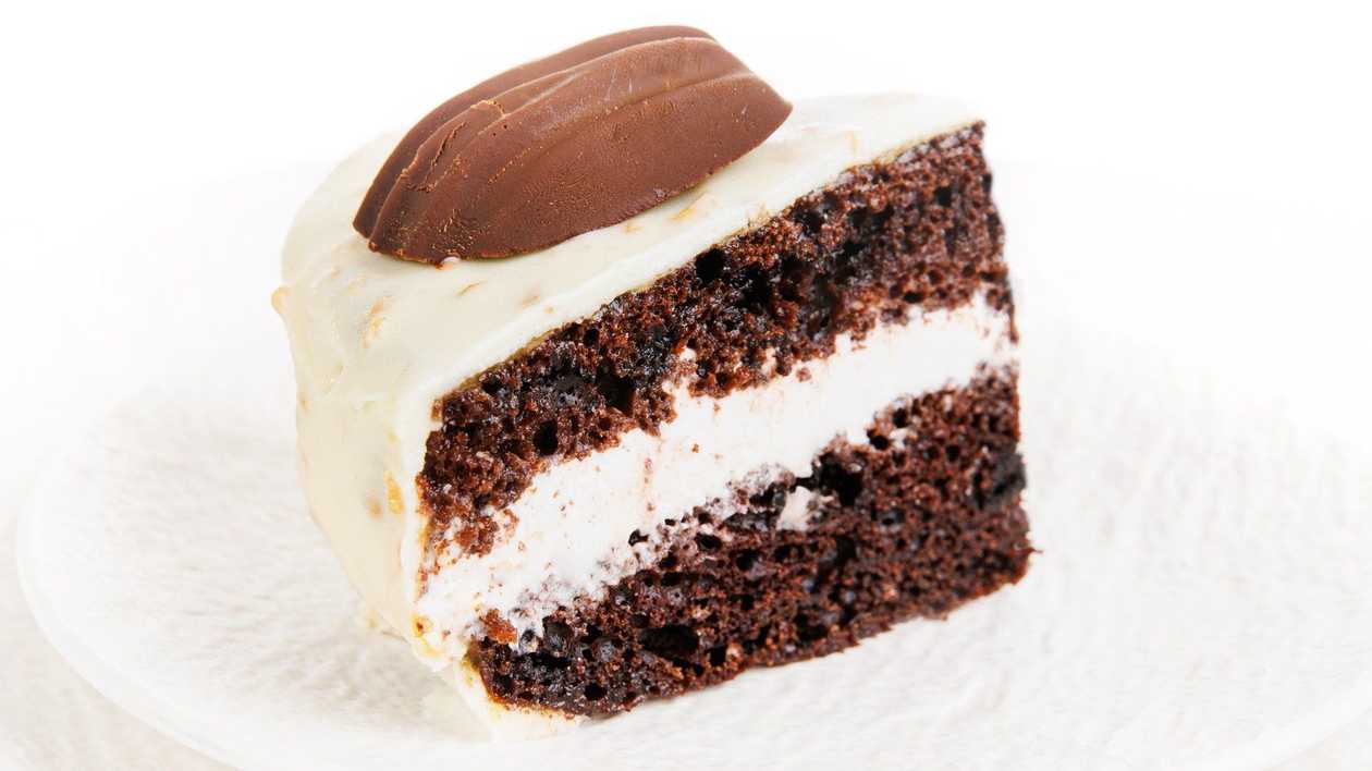 Slice of Chocolate Cake with Cream (120 g)